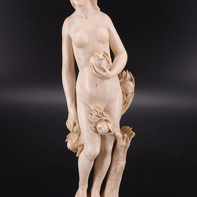 Eve en ivoire sculpté