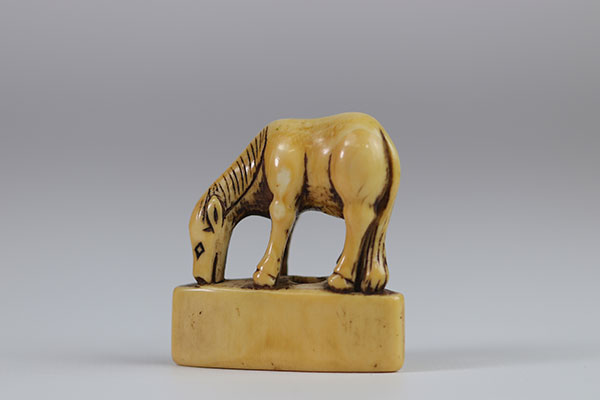 JAPON - Fin Epoque EDO (1603 - 1868) Netsuke cheval Provenance: Collection d’Henry-Louis Vuitton