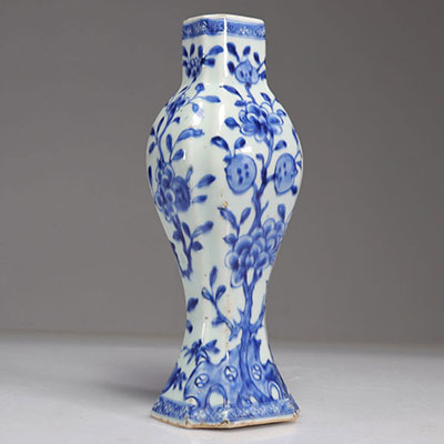 Vase en porcelaine blanc bleu, décor fruits, époque Qianlong