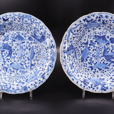 中国 - 白瓷贴花盘子（一对） - 影青色 - XVIII - 康熙年制