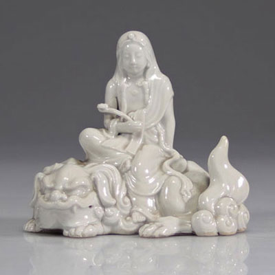Guanyin sur dragon en porcelaine Blanc de Chine, Chine, dynastie Qing