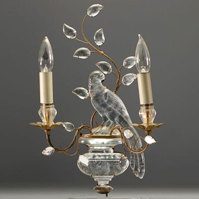Maison BAGUÈS - Applique à deux bras de lumière en laiton et cristal à décor de perroquet.