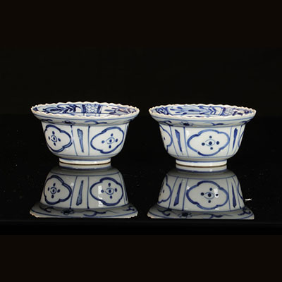 Chine - paire de bols en porcelaine blanc bleu égrenures époque Wanli