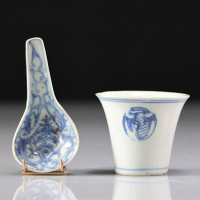 Chine gobelet et cuillère en porcelaine blanc bleu