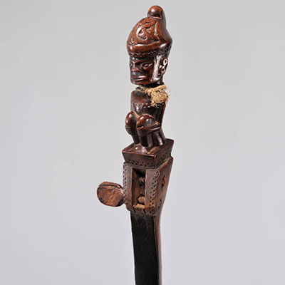 Dayak Bornéo instrument de musique en bois sculpté d'un personnage belle patine d'usage