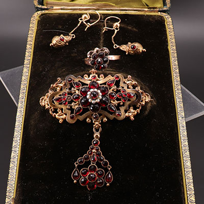 Brooch pendant earrings and ring in gold and Ruby in their Napoleon III box (13.3Gr)