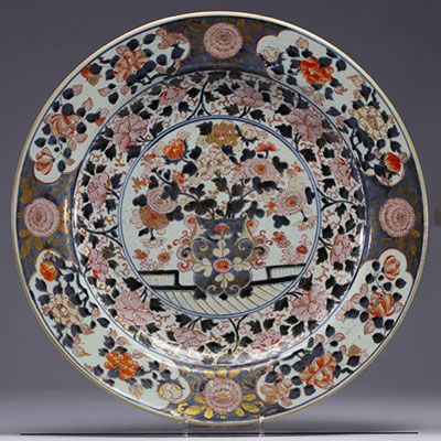 Japon - Grand plat en porcelaine du japon à décor de fleurs, XVIIIe siècle.