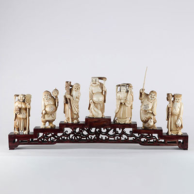 Série de statuettes en ivoire sur pied en bois ajouré et sculpté en forme de pont