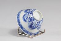Chine - Bol en porcelaine blanc et bleu à décor intérieur de scène de médecine, XVIIIe siècle.
