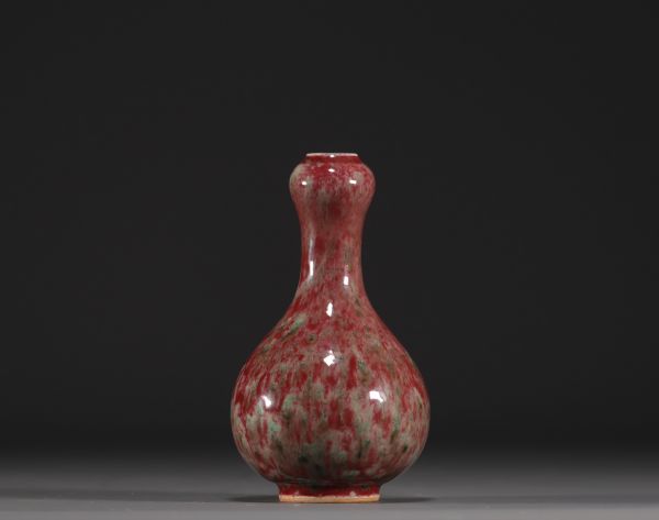 Chine - Vase en porcelaine à glaçure sang de bœuf flamé, marque aux cercles.
