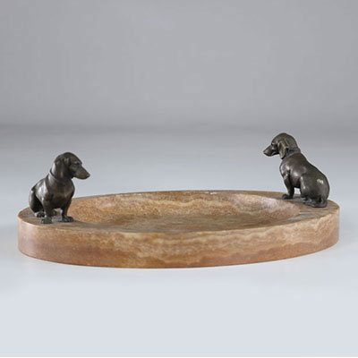 Important vide poche en marbre décoré de deux chiens en bronze probablement travail Viennois.