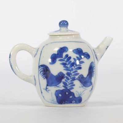 Théière en porcelaine bleu et blanc à décor de coqs d'époque Kangxi (康熙)