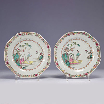 Paire d’assiettes en porcelaine famille rose XVIIIème Qianlong « femmes au jardin »