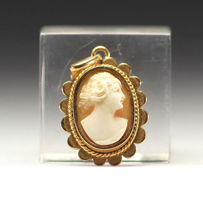 Petit Camée en or 18k à décor d'un visage de femme à l'antique, pour un poids total de 4,6gr.