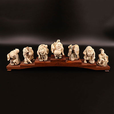 Japon - Les sept immortels en ivoire sculpté et gravé.
