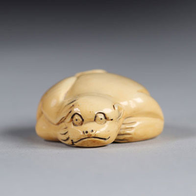 Netsuke sculpté d'un singe. Japon début 20ème signature