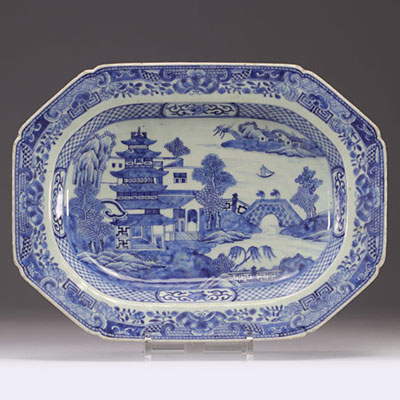 Chine - Plat en porcelaine blanche et bleue, à décor de paysages, XVIIIe siècle.