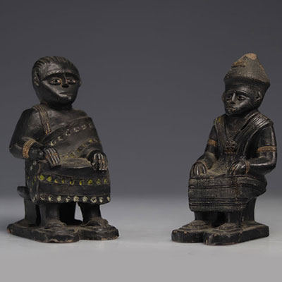 Couple de statuettes en terre cuite représentant des personnages