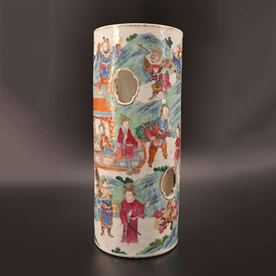 中国 - 带人物纹、龙纹的石竹镂雕花瓶 19世纪