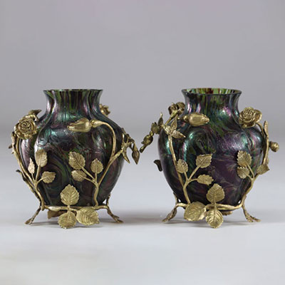 Paire de vases Art nouveau dans l'esprit de Loetz décorés de roses en bronze