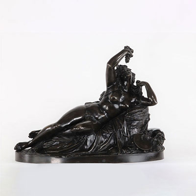 Imposant bronze, Bacchante allongée mangeant une grappe de raisins. Très belle patine brune