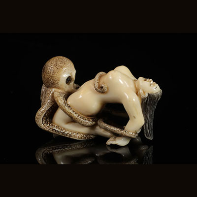 Netsuké  (ivoire) sculpté d'une scène érotique pieuvre et jeune femme 1920