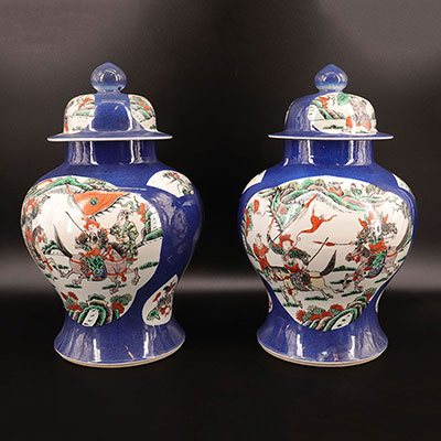 Chine  - paire de potiches poudrées bleu à réserve de personnages famille verte