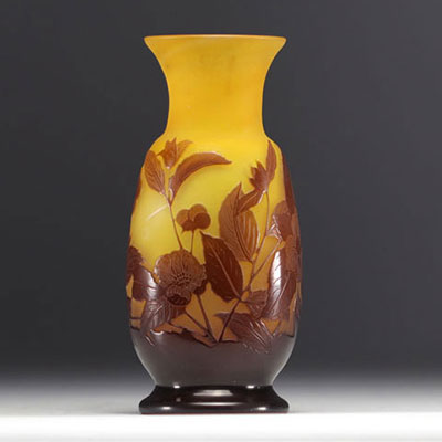 Émile GALLÉ (1846-1904) - Vase à décor floral.
