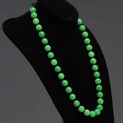 Chine - collier de perles en Jade vert.
