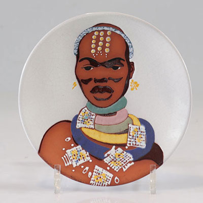 Assiette peinte d'un personnage africain. Kalahari
