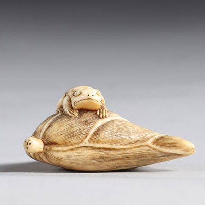 Netsuke sculpté d'une grenouille sur une feuille. Japon époque Meiji 19ème