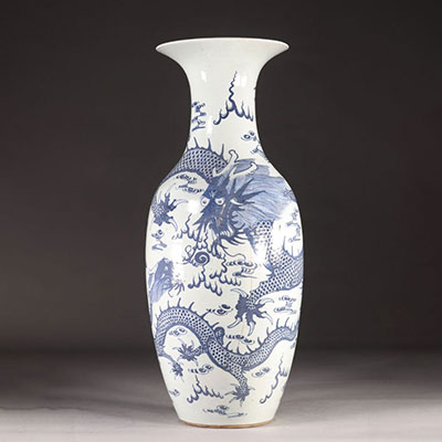 Chine grand vase en porcelaine à décor d'un dragon 19ème