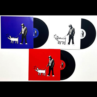 Banksy. Ensemble de trois vinyles (Bleu-Blanc-Rouge) du groupe Choose you weapon -Apes on control-Barking dog, 2010. Couverture de vinyl en couleur et vinyl sérigraphié recto-verso.