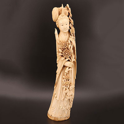 Chine - Grande ivoire sculpté d'une déesse et d'un enfant portant des fleurs 19ème