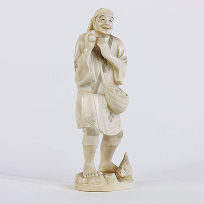 Japon Okimono en ivoire sculpté d'une personnage et poule vers 1900 signé