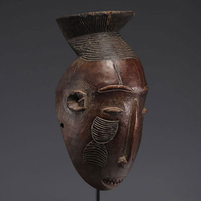 Anthropomorphic wooden Mangbetu mask, presenting a face with an elongated skull