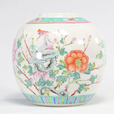 Vase boule en porcelaine de chine famille rose à décor de phénix