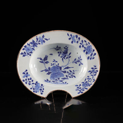 Chine plat à barbe en porcelaine blanc bleu 18ème