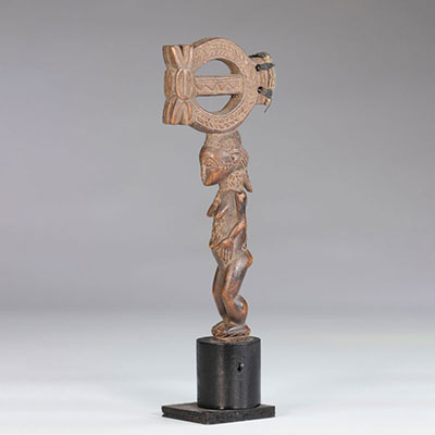 Baoulé marteau en bois sculpté d'un personnage féminin