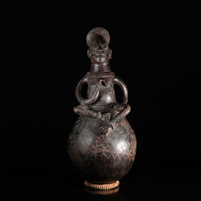Africa Mangbetu water jug ​​topped with a figure early 20th century