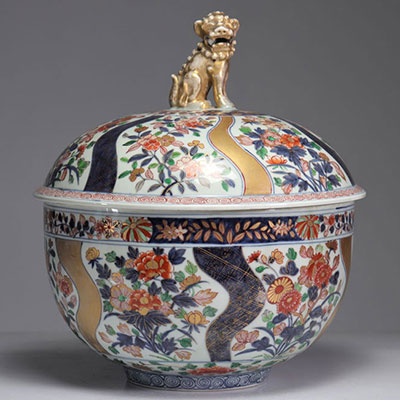 Japon - Imposant bol couvert en porcelaine du XVIIIe siècle.