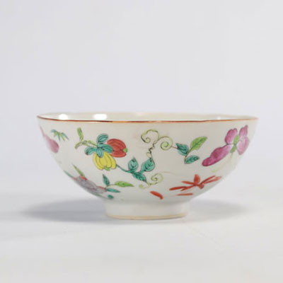 Bol en porcelaine de chine famille rose à décor de fleurs et papillons du XIXe siècle