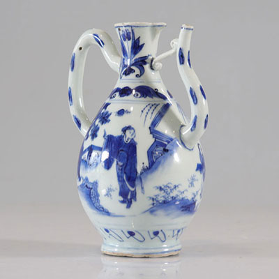 AIGUIERE de forme turque en porcelaine bleu et blanche de personnages dans des paysages. Chine, période Transition, XVIIe siècle