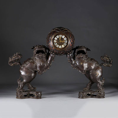 Imposante pendule chinoise en bronze ornée de chiens de Fô à patine brune 19ème