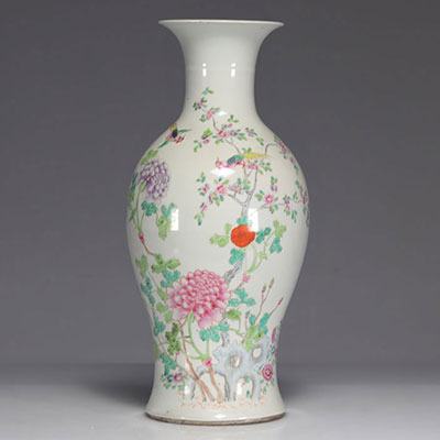 Vase en porcelaine famille rose à décor de fleurs et d'oiseaux