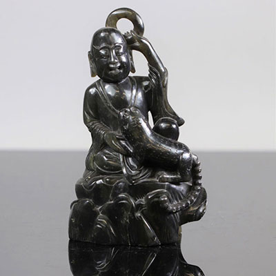 Chine, statuette en jade sculpté d'un personnage et poisson 19ème