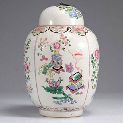 Covered vase in Chinese famille rose porcelain