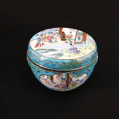 China - 19th century enamel Canton covered box with character decoration