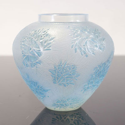 RENE LALIQUE (1860-1945) vase à décor végétal