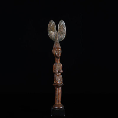 Afrique sculpture en bois Yoruba jeune femme agenouillée 20ème 